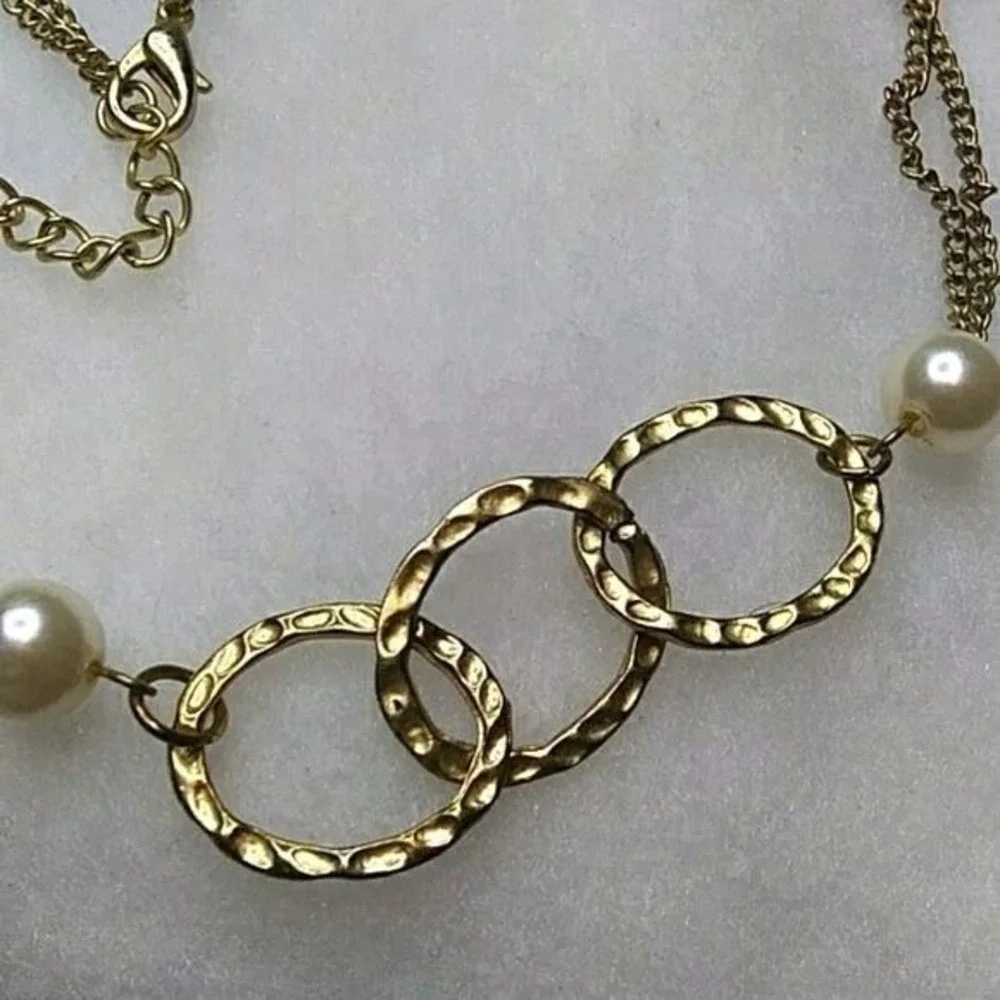 VCLM Aqua Circles‎ and Faux Pearl Necklace